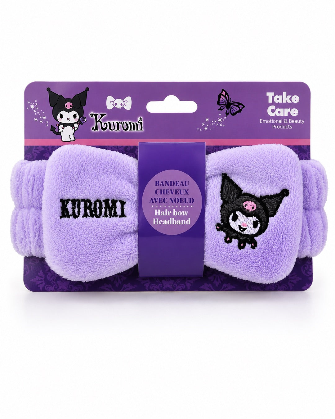 Vue de face d'un bandeau à cheveux élastique en peluche violette avec un grand nœud brodé Kuromi Sanrio présenté dans son emballage cartonné mauve.