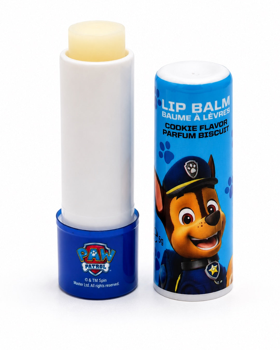 Vue du baume à lèvres de Chase La Pat' Patrouille ouvert, révélant un bâton de cire hydratante blanche et lisse. Le capuchon bleu illustré à l'effigie du chien policier est posé juste à côté sur un fond blanc épuré.