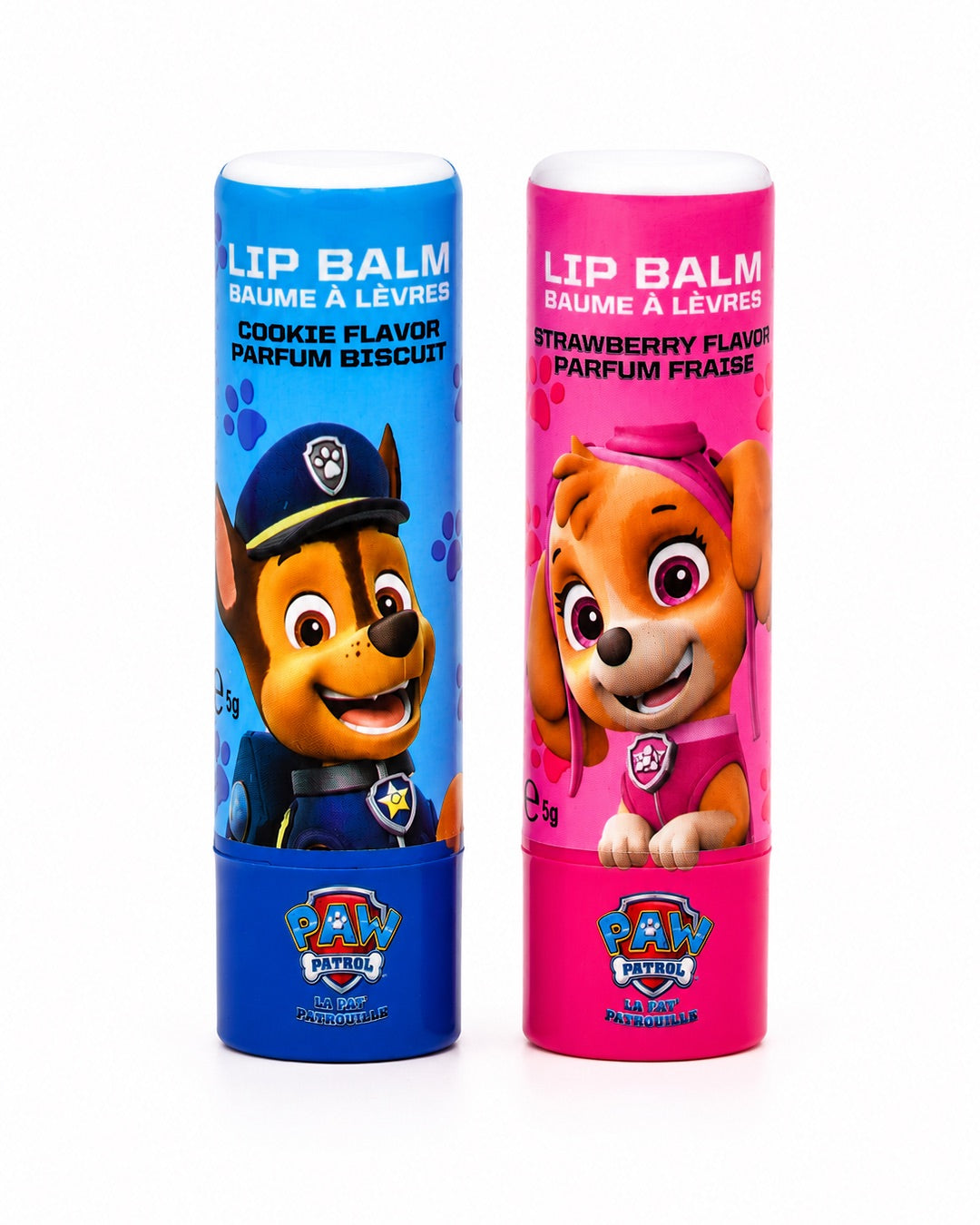 Duo de baumes à lèvres officiels La Pat' Patrouille de 5 g présentés côte à côte sur fond blanc. À gauche, le tube bleu de Chase au parfum de biscuit. À droite, le tube rose de Stella au parfum de fraise. Les deux sticks affichent le logo de la série et les mentions bilingues Lip Balm / Baume à lèvres.
