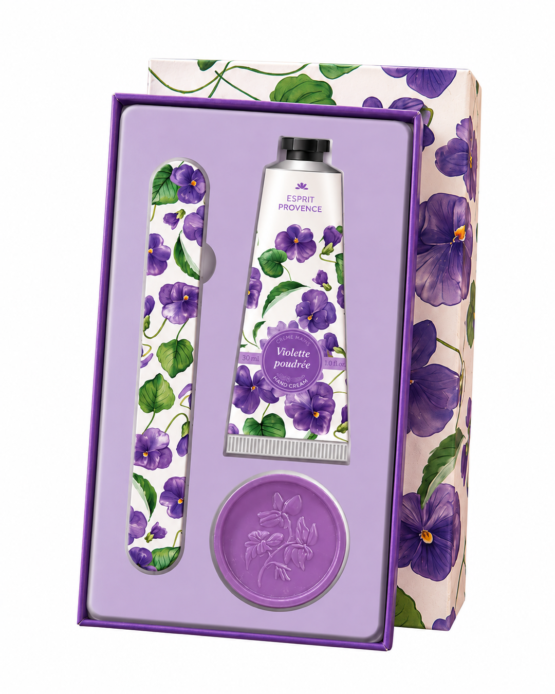 Coffret soins des mains, au parfum de Violette en fleurs, signé Esprit Provence. Il réunit un savon, une lime à ongles et une crème dans un jolie coffret.