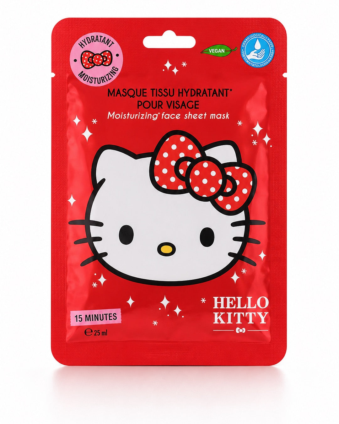 Vue de face du sachet rouge du masque en tissu hydratant pour le visage Hello Kitty de 25 ml, orné d’un grand dessin de la mascotte avec son nœud à pois blancs.
