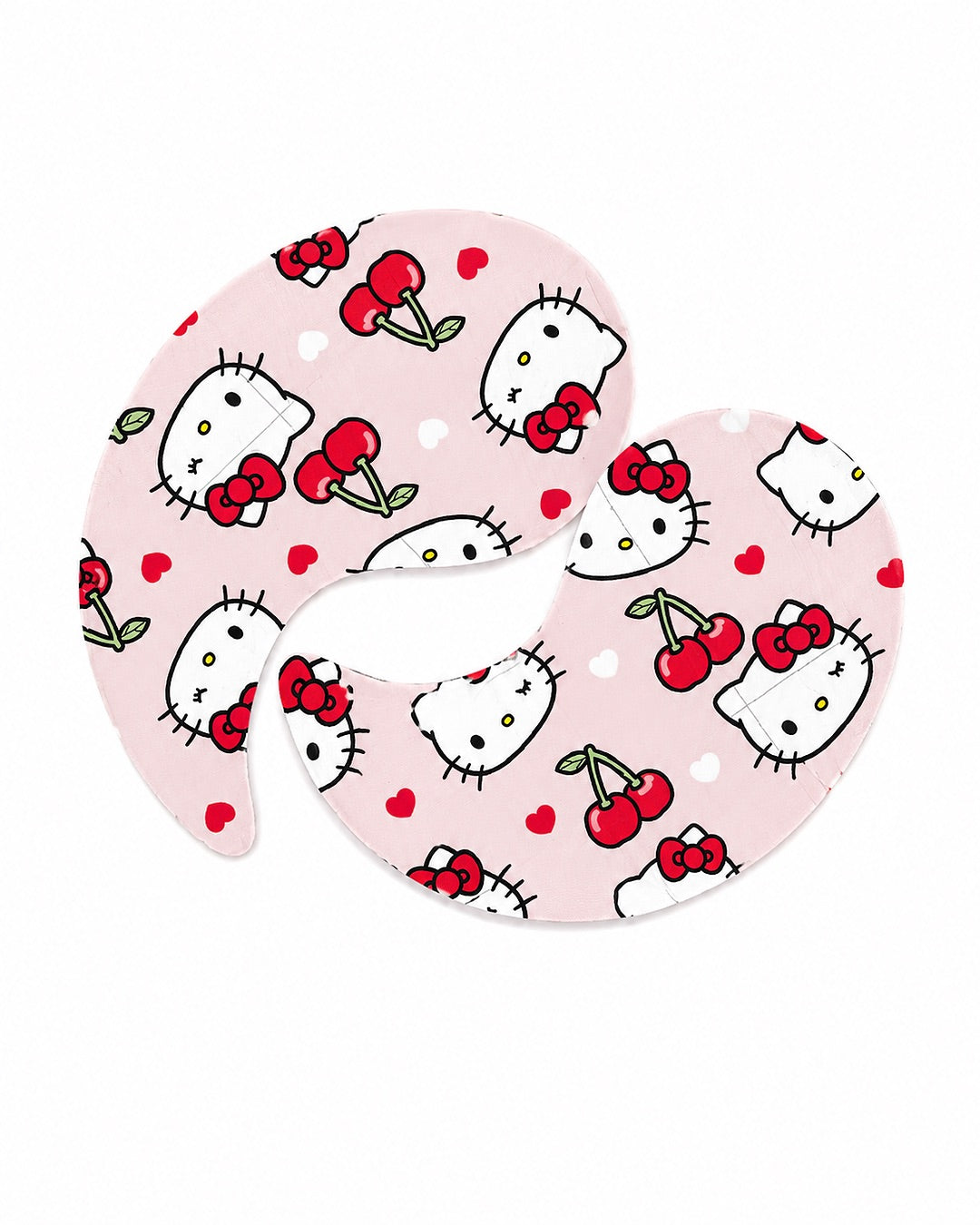 Gros plan sur la paire de patchs pour les yeux roses imprimés de motifs mignons à l’effigie de Hello Kitty, de cerises rouges et de petits cœurs.