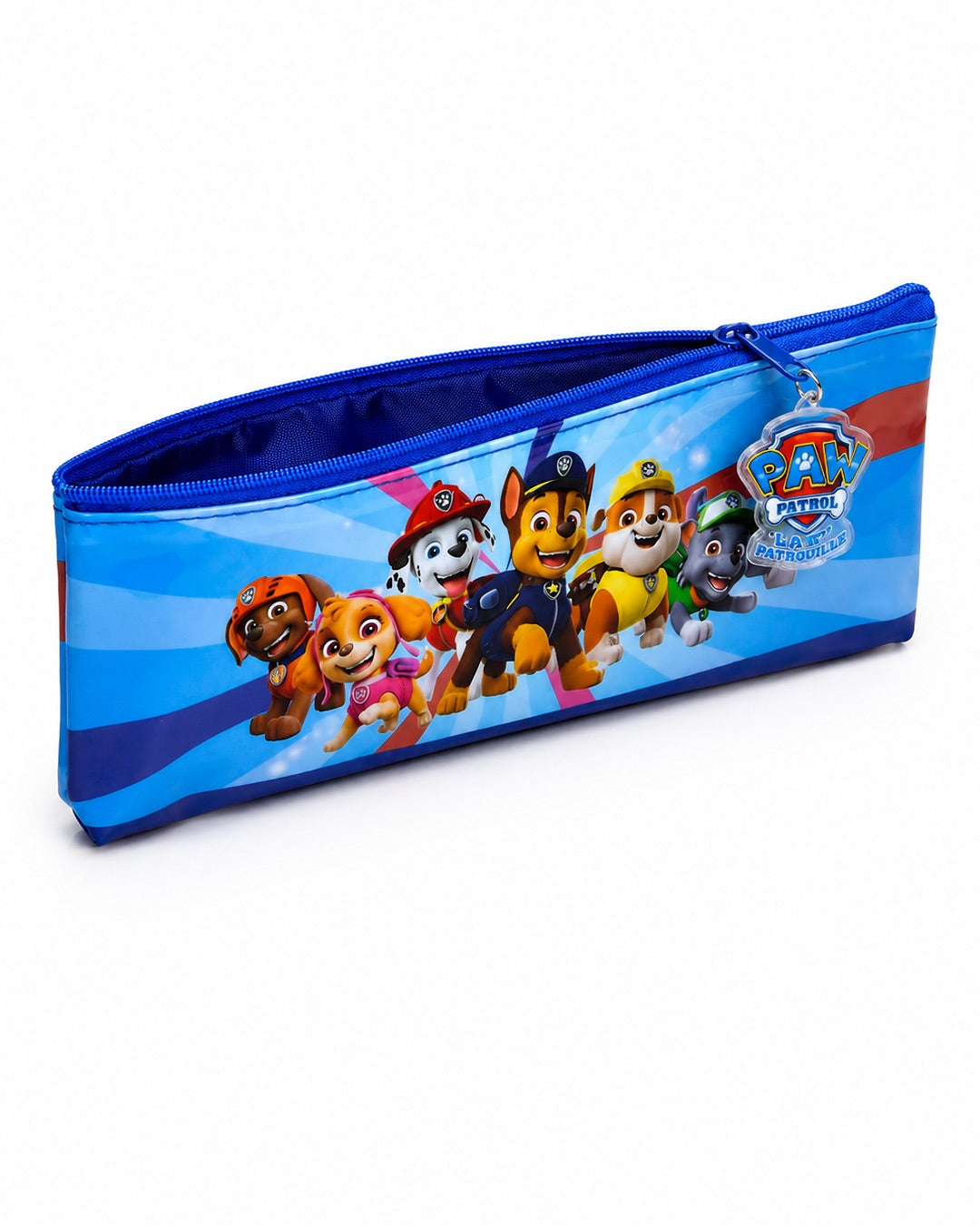 Vue de trois-quarts de la trousse bleue La Pat' Patrouille entrouverte, montrant l'espace de rangement intérieur doublé en tissu bleu marine. La glissière supérieure, la breloque officielle bilingue et l'impression des personnages sont bien visibles.