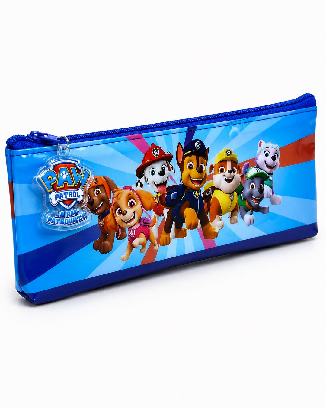 Vue angulaire fermée de la trousse bleue pour enfants La Pat' Patrouille, mettant en relief sa structure souple et ses finitions imperméables. La breloque transparente portant le logo bilingue Paw Patrol / La Pat' Patrouille est mise en avant sur le côté gauche.