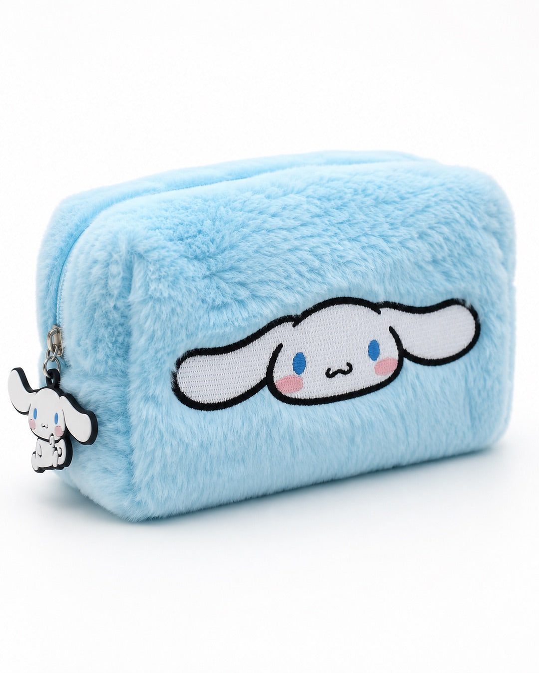 Trousse rectangulaire en peluche bleu ciel ultra douce avec broderie du visage de Cinnamoroll et une breloque assortie sur la fermeture éclair.