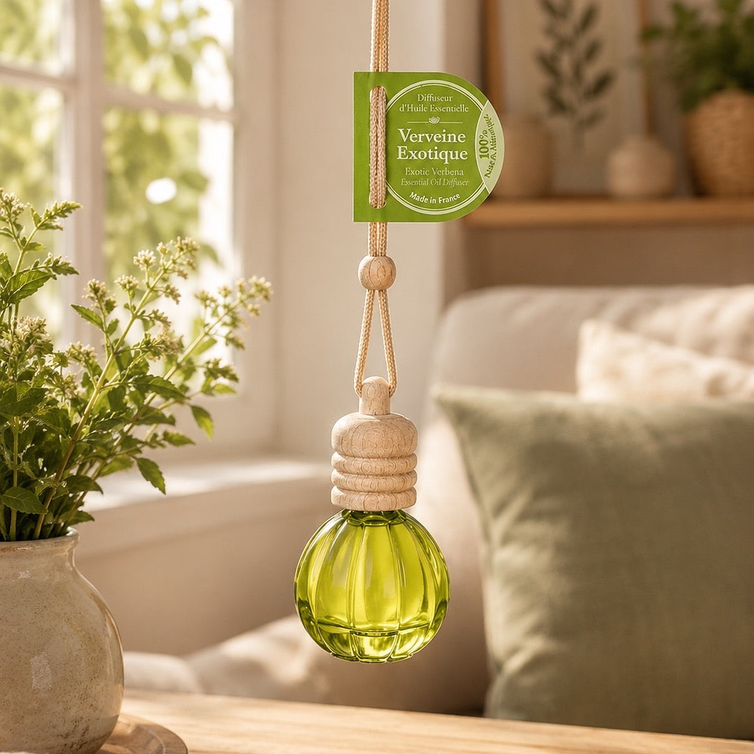 Sélection de sprays parfumés pour la maison, brume d'oreiller et diffuseur suspendu aux huiles essentielles de Provence sur un fond lumineux