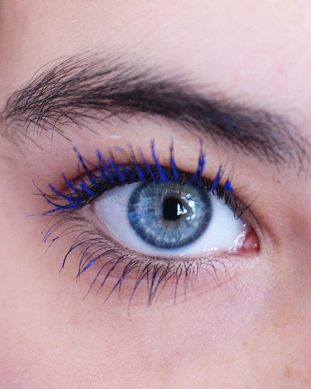 Boîtier d'emballage bleu contenant un tube de mascara bleu volumateur et recourbant illustré du personnage Cinnamoroll de Sanrio.