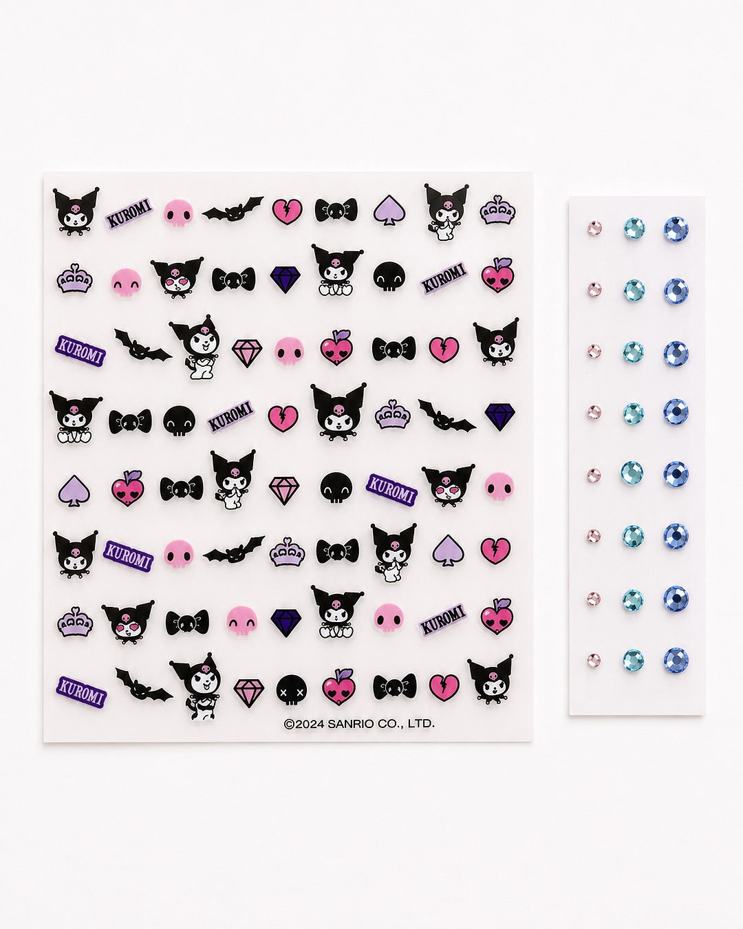 Planche ouverte contenant les 72 autocollants à ongles Kuromi et la bande de 24 strass adhésifs bleus et violets.