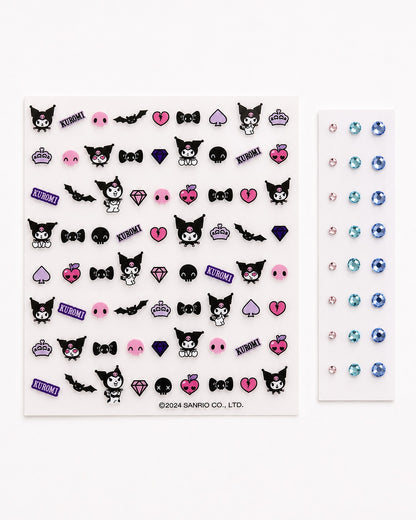 Planche ouverte contenant les 72 autocollants à ongles Kuromi et la bande de 24 strass adhésifs bleus et violets.