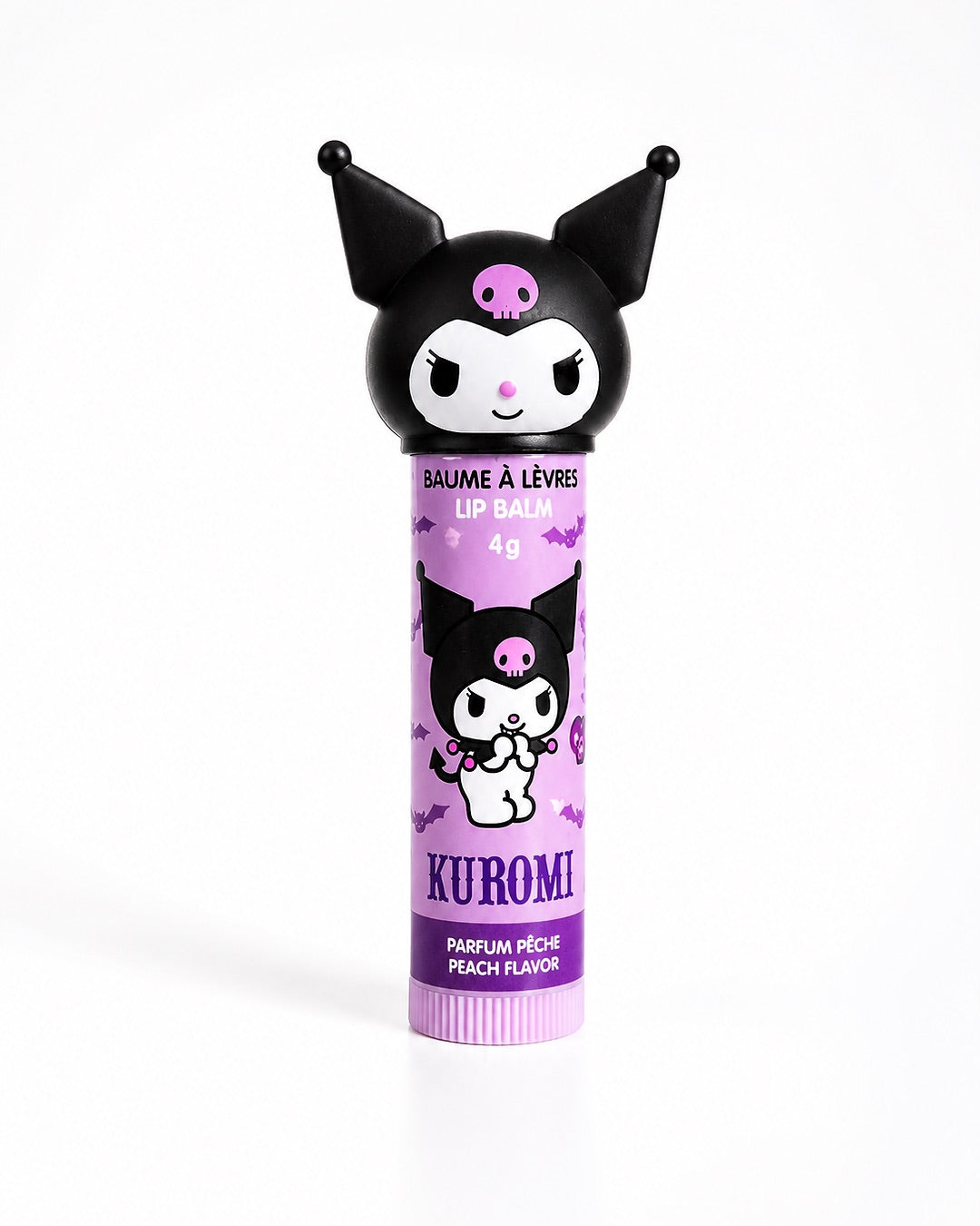 Vue de face d'un tube de baume à lèvres violet Kuromi Sanrio avec un capuchon en relief 3D de la tête du personnage.