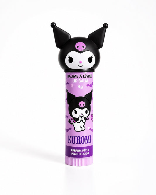Vue de face d'un tube de baume à lèvres violet Kuromi Sanrio avec un capuchon en relief 3D de la tête du personnage.