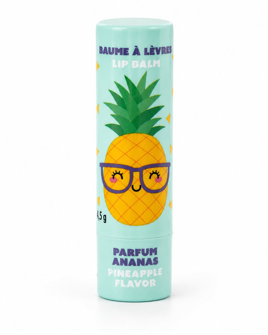 Face avant du tube de baume à lèvres pour enfant parfum ananas de style Kawaii, illustré d'un personnage ananas mignon avec des lunettes violettes sur fond turquoise.