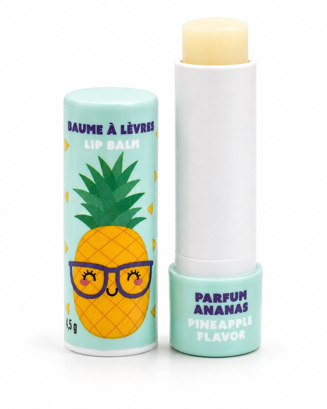 Le tube de baume à lèvres à l'ananas ouvert, dévoilant le bâton de soin à côté de son capuchon illustré.