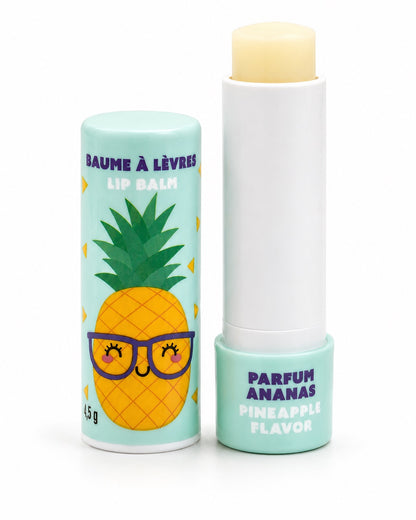 Le tube de baume à lèvres à l'ananas ouvert, dévoilant le bâton de soin à côté de son capuchon illustré.