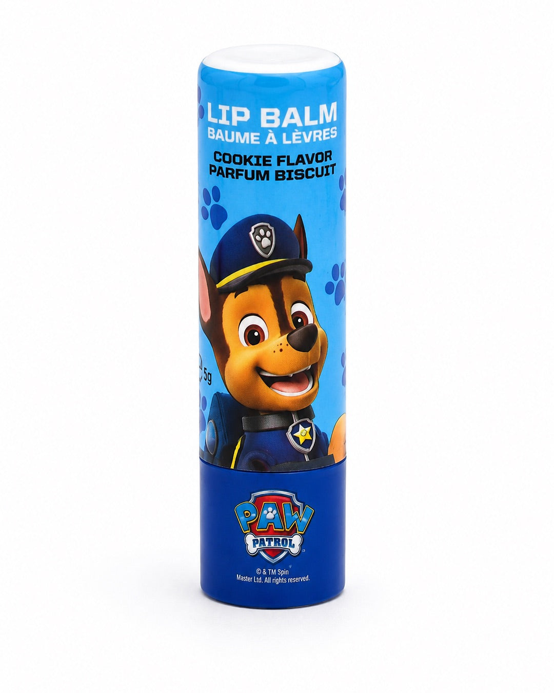 Tube de baume à lèvres officiel La Pat' Patrouille de 5 g représentant le personnage de Chase. Le bâton bleu affiche les mentions bilingues Lip Balm / Baume à lèvres, Cookie Flavor / Parfum Biscuit.