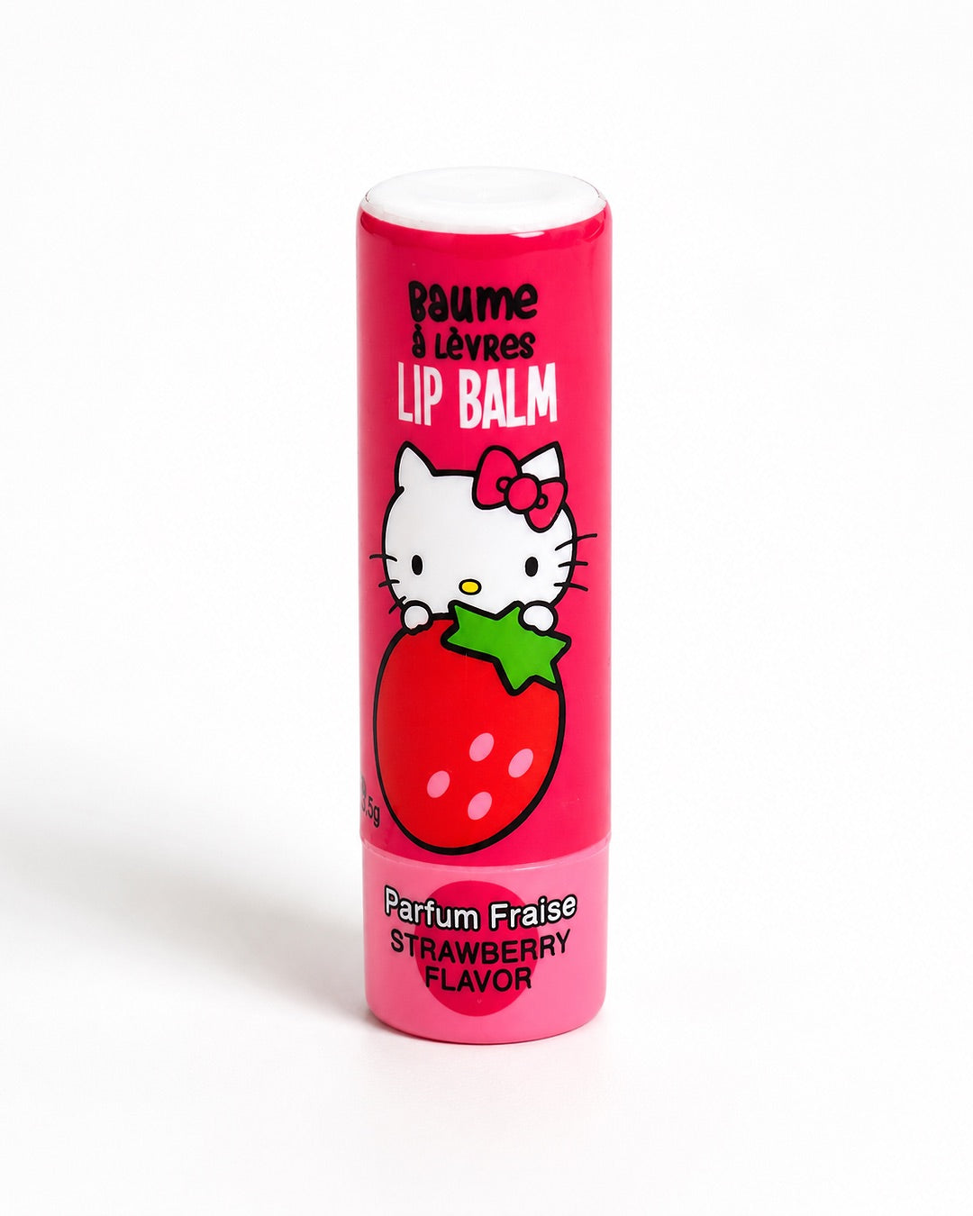 Vue de face d’un tube de baume à lèvres rose Hello Kitty au parfum de fraise, montrant l’illustration du personnage derrière une grande fraise.