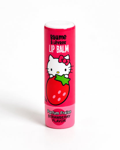 Vue de face d’un tube de baume à lèvres rose Hello Kitty au parfum de fraise, montrant l’illustration du personnage derrière une grande fraise.