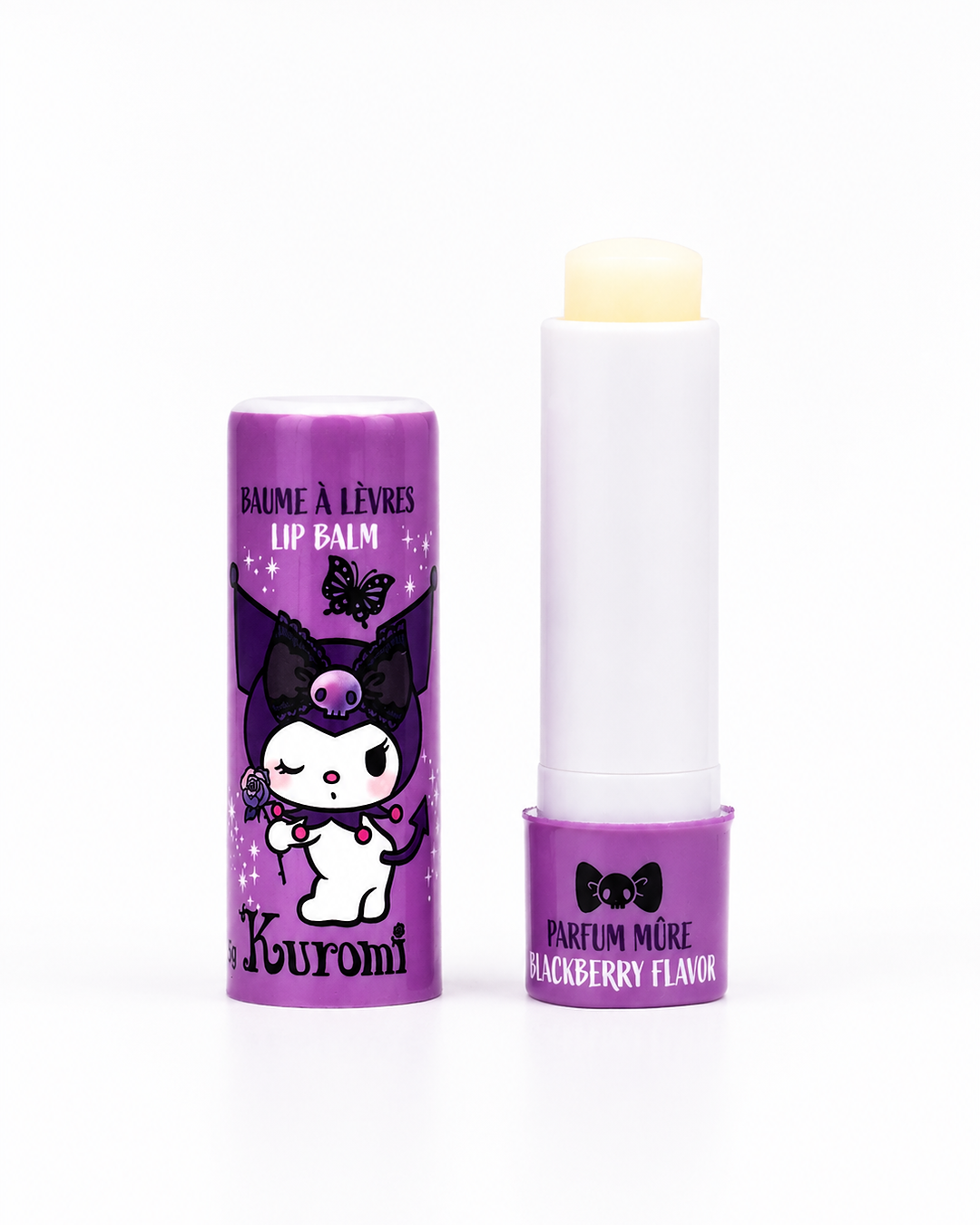 Vue d'un tube de baume à lèvres Kuromi de Sanrio à la mûre ouvert et débouché montrant le bâton de cire avec son capuchon déposé à coté.