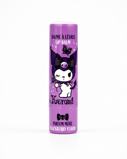Vue de face d'un tube de baume à lèvres violet Kuromi Sanrio au parfum de mûre avec le dessin du personnage emblématique tenant une rose.