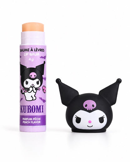 Tube de baume à lèvres à la pêche Kuromi ouvert avec son capuchon en forme se tête de figurine Kuromi 3D noir déposé  à côté.