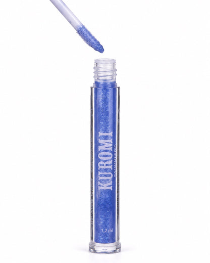 Vue du manche de la baguette ouvert montrant l'embout applicateur en mousse et le brillant à lèvres liquide pailleté bleu Kuromi.