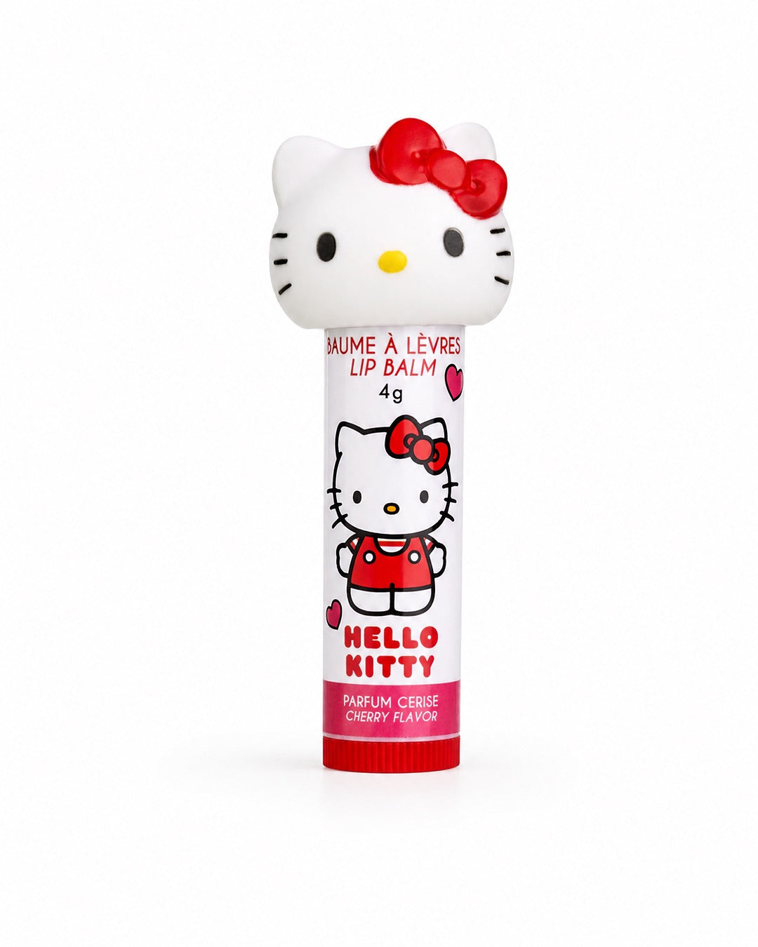 Vue de face d’un tube blanc de baume à lèvres inclus dans le coffret Hello Kitty de 4 g au parfum de cerise, orné d’un capuchon 3D en forme de tête de la mascotte.