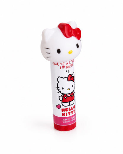 Vue inclinée de trois quarts du tube blanc de baume à lèvres Hello Kitty à la cerise mettant en valeur le bouchon en relief avec son nœud rouge.