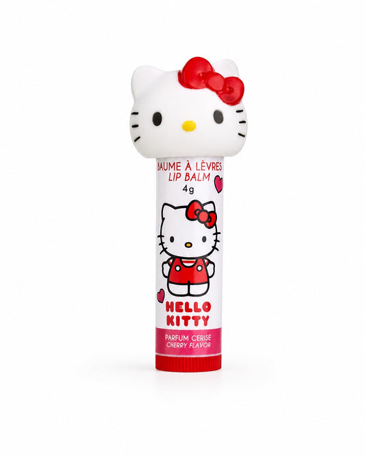 Vue de face d’un tube blanc de baume à lèvres Hello Kitty de 4 g au parfum de cerise, orné d’un capuchon 3D en forme de tête de la mascotte.