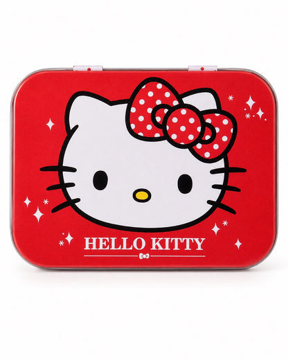 Vue de face d’une boîte en métal rouge Hello Kitty pour pansements pailletés, ornée d’un grand visage de la mascotte et d’étoiles scintillantes.