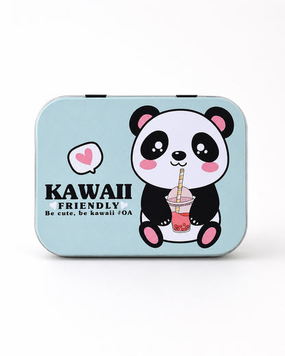 Vue de face de la boîte en métal bleue contenant les pansements pour enfants, illustrée d'un panda mignon buvant un thé aux perles.