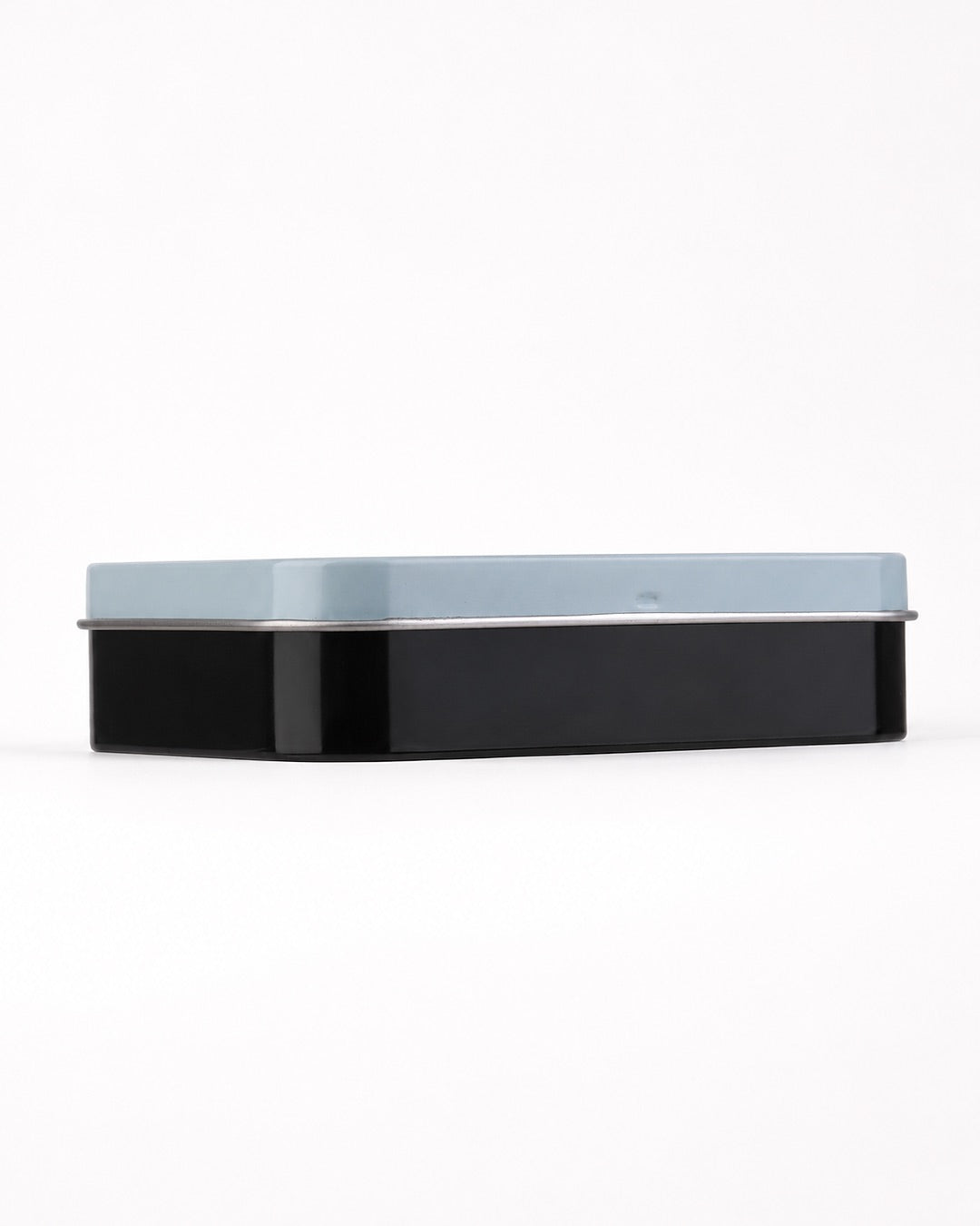 Vue de profil de la boîte métallique fermée mettant en valeur son design compact bicolore bleu et noir.