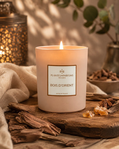Bougie parfumée 180 g, fragrance Bois d’Orient de Plantes & Parfums à la cire de soja dans un contenant en verre beige mat, ambiance boisée.