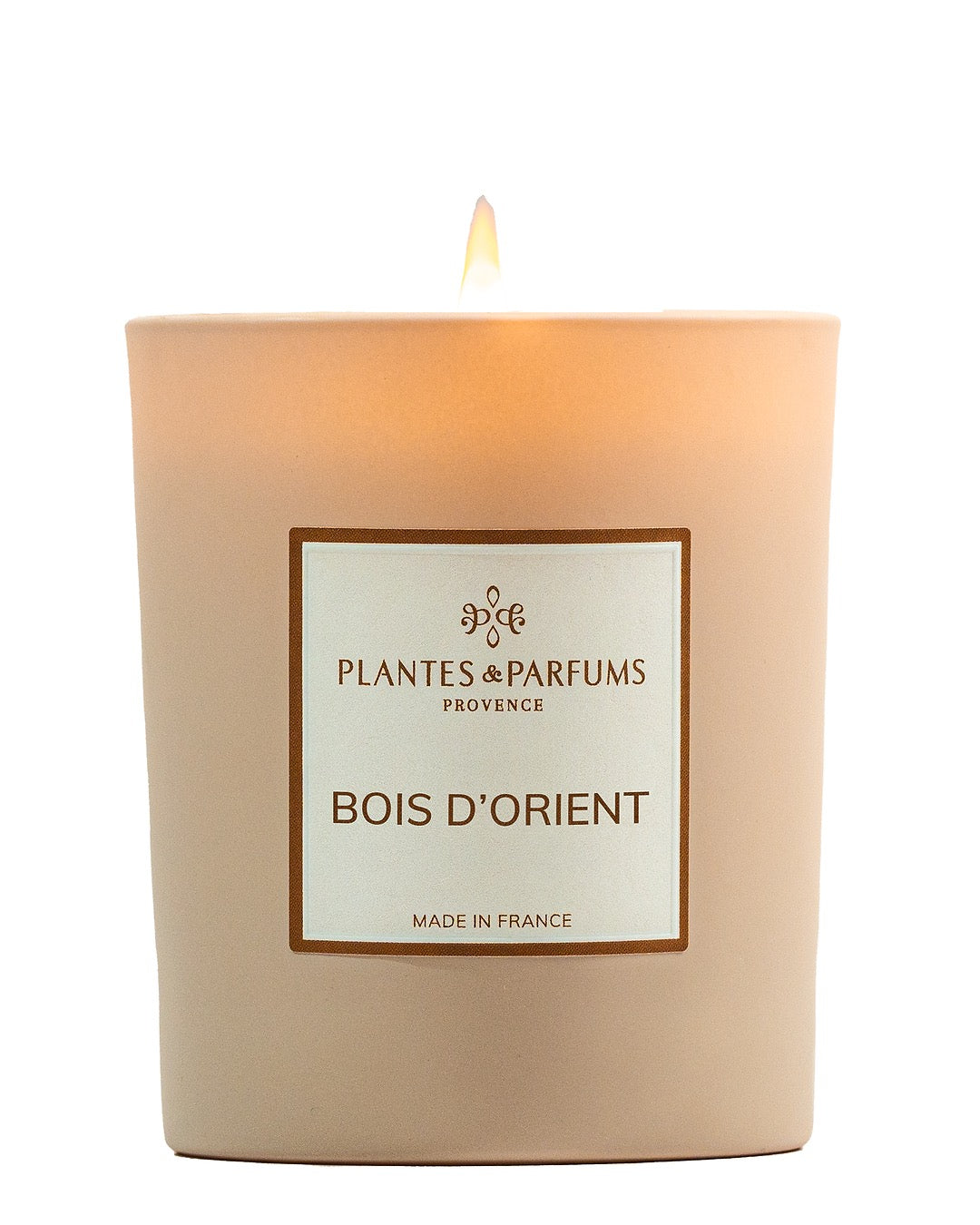 Bougie parfumée 180 g, fragrance Bois d’Orient de Plantes & Parfums à la cire de soja dans un contenant en verre beige mat.