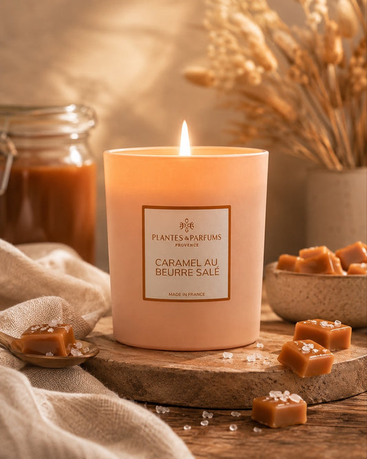 Bougie parfumée 180 g, fragrance Caramel beurre salé de Plantes & Parfums à la cire de soja dans un contenant en verre orange mat, ambiance Gourmande.