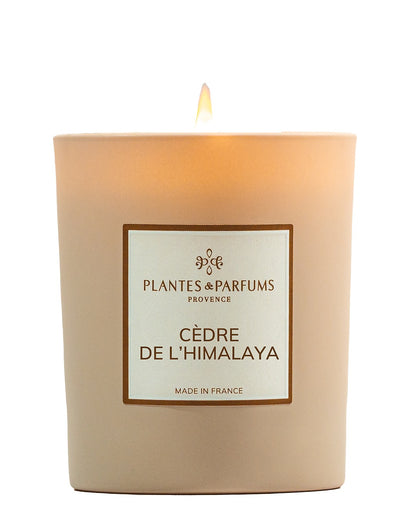 Bougie parfumée 180 g, fragrance Cèdre de l'Himalaya de Plantes & Parfums à la cire de soja dans un contenant en verre beige mat.