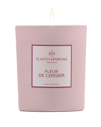 Bougie parfumée 180 g, fragrance Fleur de cerisier de Plantes & Parfums à la cire de soja dans un contenant en verre rose mat.