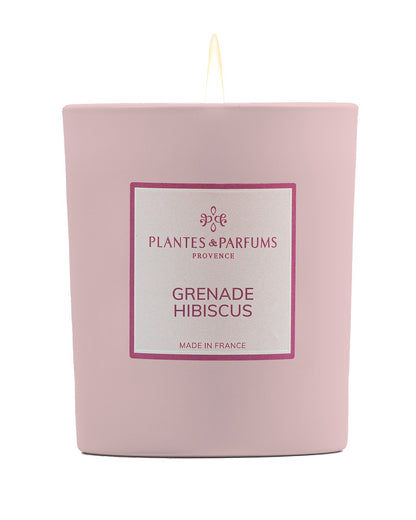 Bougie parfumée 180 g, fragrance Grenade & Hibiscus de Plantes & Parfums à la cire de soja dans un contenant en verre rose mat.