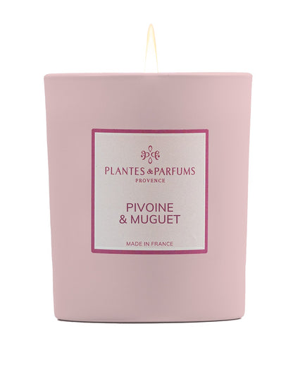 Bougie parfumée 180 g, fragrance Pivoine & Muguet de Plantes & Parfums à la cire de soja dans un contenant en verre rose mat.