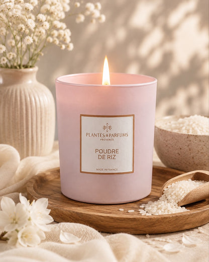 Bougie parfumée 180 g, fragrance Poudre de Riz de Plantes & Parfums à la cire de soja dans un contenant en verre rose mat, ambiance poudrée.