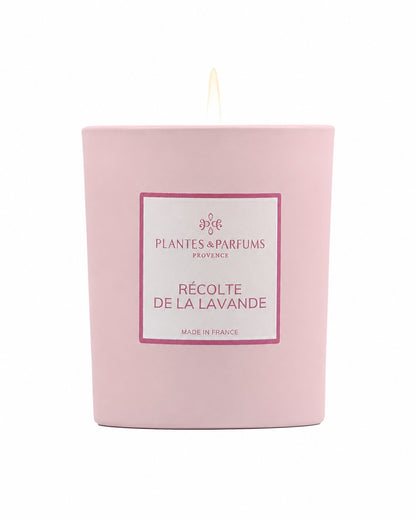 Bougie parfumée 180 g, fragrance Récolte de lavande de Plantes & Parfums à la cire de soja dans un contenant en verre rose mat.