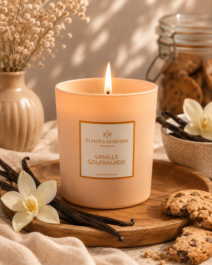 Bougie parfumée 180 g, fragrance Vanille Gourmande de Plantes & Parfums à la cire de soja dans un contenant en verre orange mat, ambiance Gourmande.