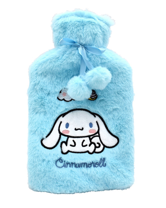 Bouillotte verticale en fausse fourrure bleu ciel affichant le petit chien blanc un ruban de satin bleu et deux pompons duveteux suspendus au col.