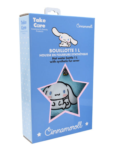 Bouillotte verticale en fausse fourrure bleu ciel affichant le petit chien blanc un ruban de satin bleu et deux pompons duveteux suspendus au col.