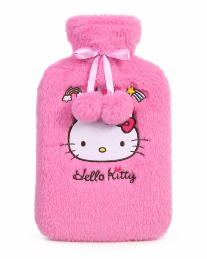 Vue de face de la bouillotte Hello Kitty avec sa housse en fourrure synthétique rose vif, décorée d’un nœud en ruban satiné, de deux pompons et de broderies mignonnes.