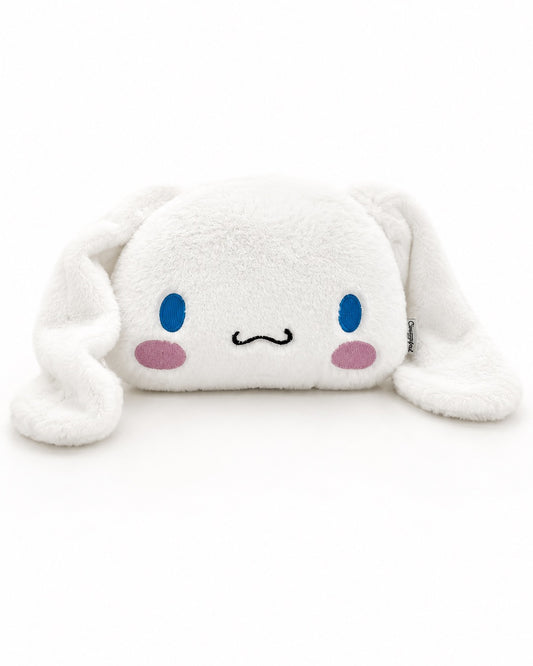 Bouillotte en peluche 3D Cinnamoroll Sanrio faisant office de housse et de range-pyjama blanc.