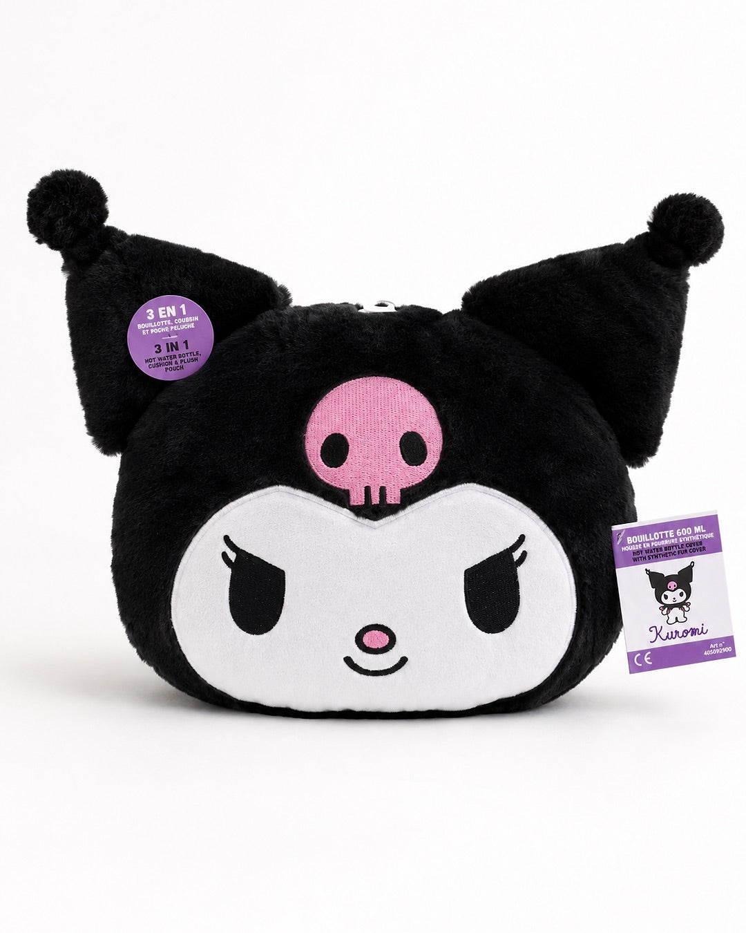 Bouillotte peluche chauffe-mains Kuromi Sanrio présentée à plat avec son étiquettes et son collant rond sur l'oreille affichant 3 en 1.