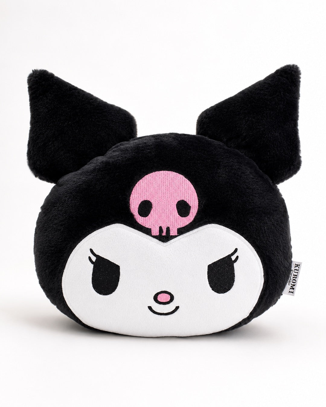 Vue de face d'une bouillotte peluche 3-en-1 noire en forme de tête du personnage Kuromi Sanrio avec son crâne rose brodé.