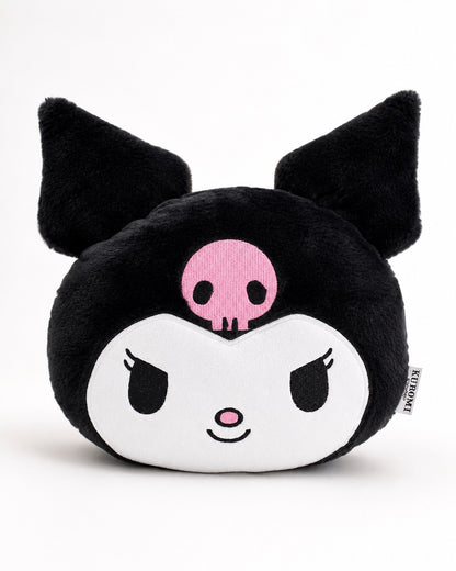 Vue de face d'une bouillotte peluche 3-en-1 noire en forme de tête du personnage Kuromi Sanrio avec son crâne rose brodé.