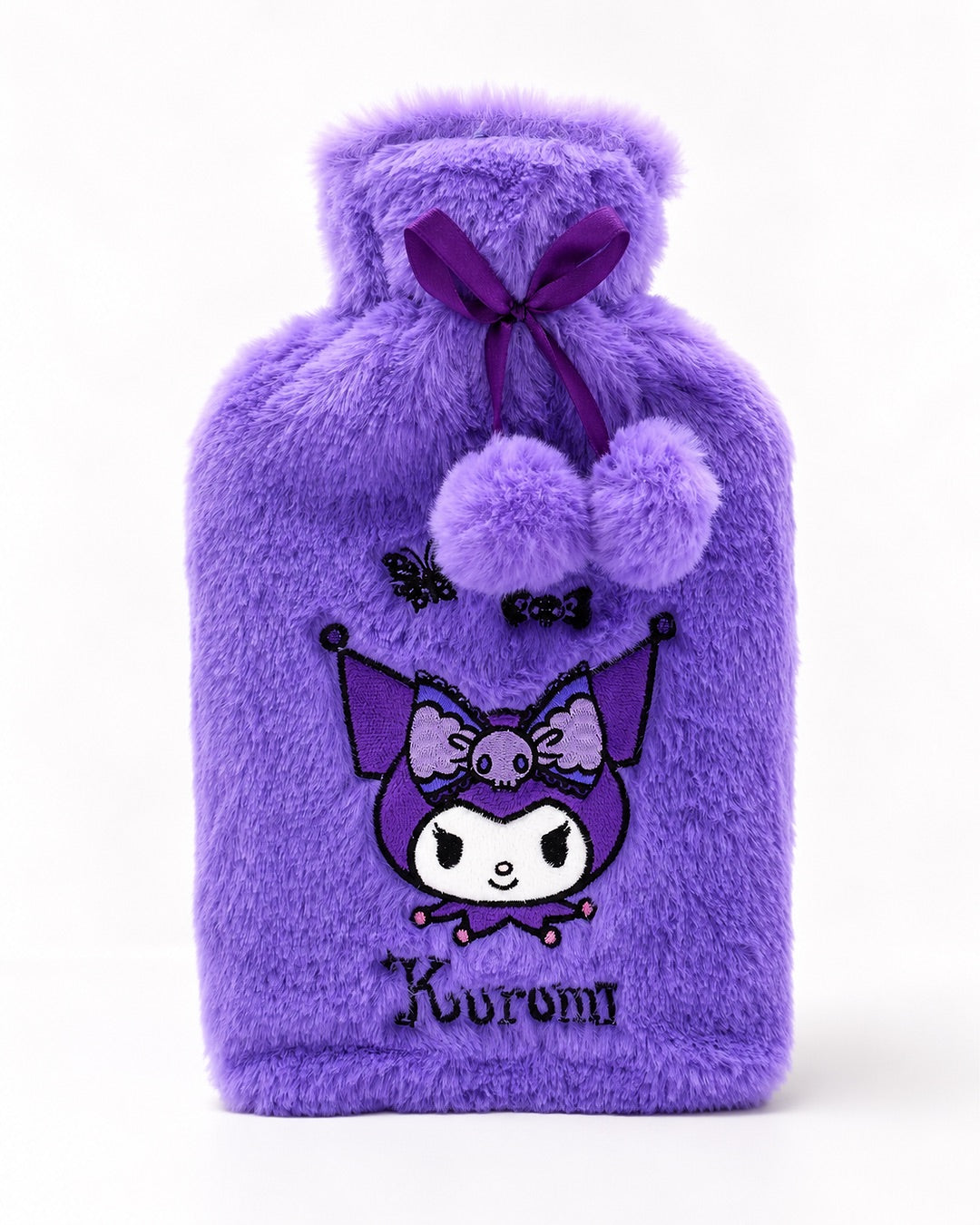 Vue de face d'une bouillotte à eau avec une housse en peluche fausse fourrure violette, brodée avec le personnage Kuromi Sanrio et décorée d'un ruban et de pompons.
