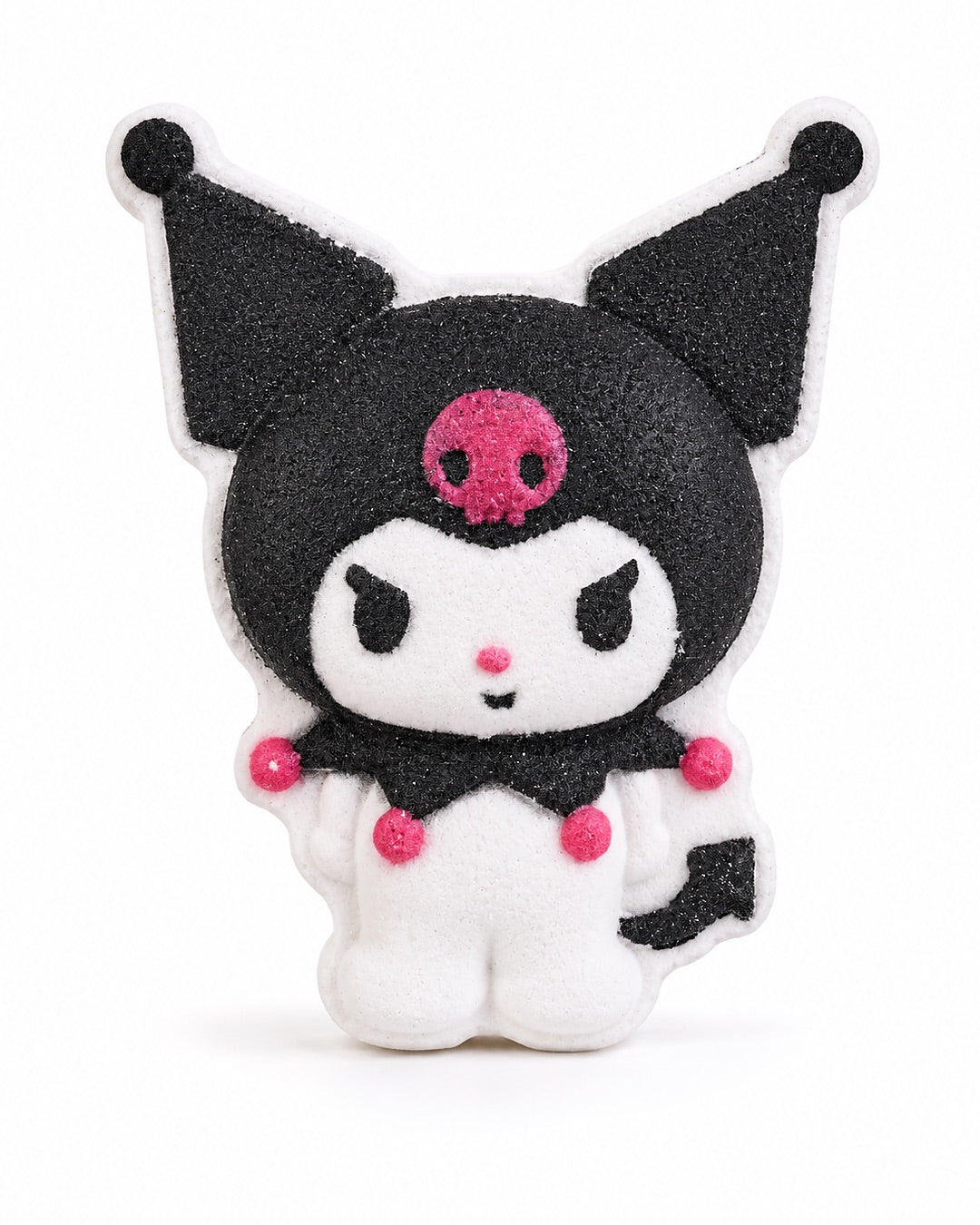 Vue de face d'une boule de bain effervescente moulée en forme de figurine 3D du personnage Kuromi Sanrio de couleur  blanche, noir et rose avec une surprise caché à l'intérieur.